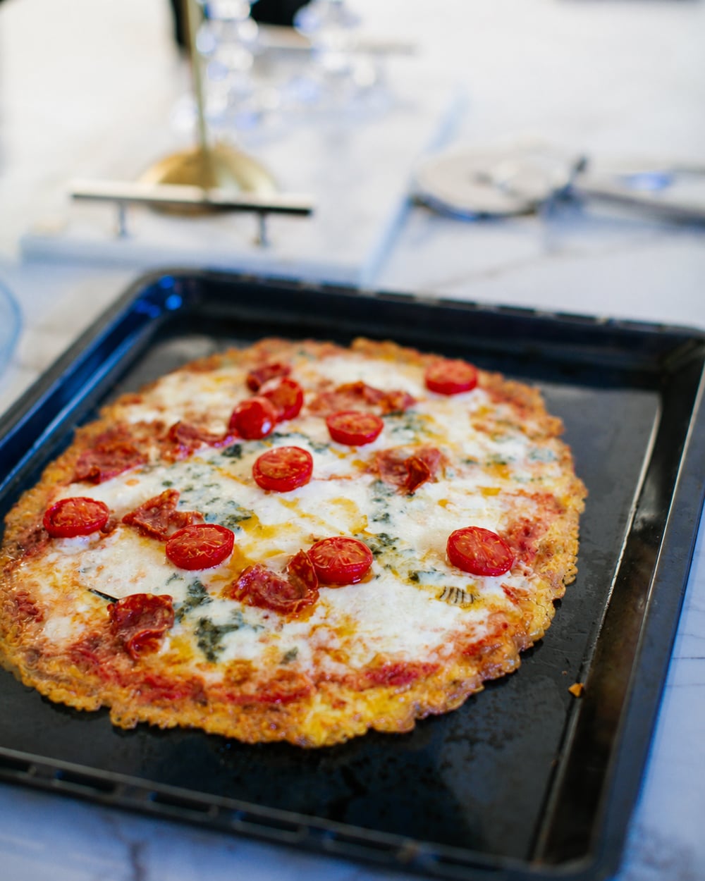 Gorgonzolapizza med färsk mozzarella, salami och körsbärstomater