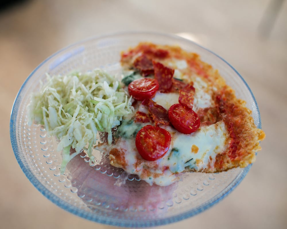 Serverad gorgonzolapizza på ostbrödsbotten