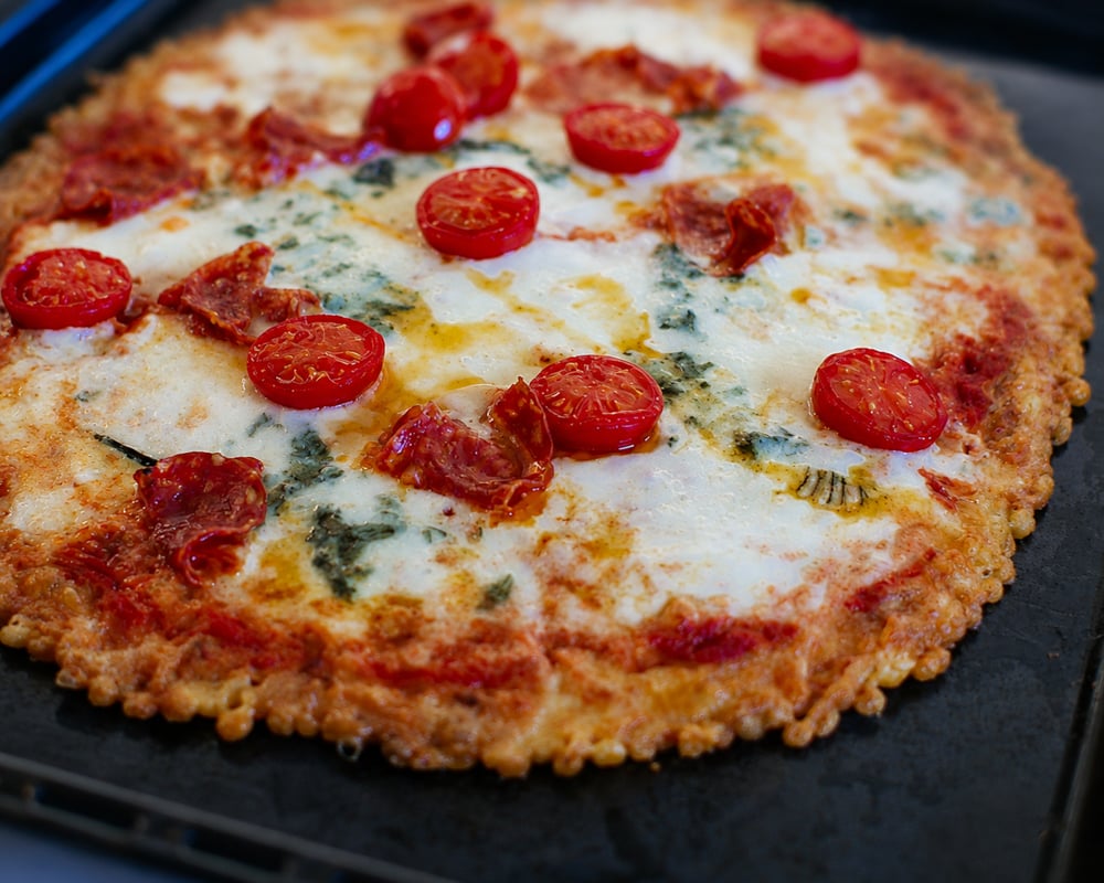 Gorgonzolapizza på ostbrödsbotten med salami, mozzarella och tomater