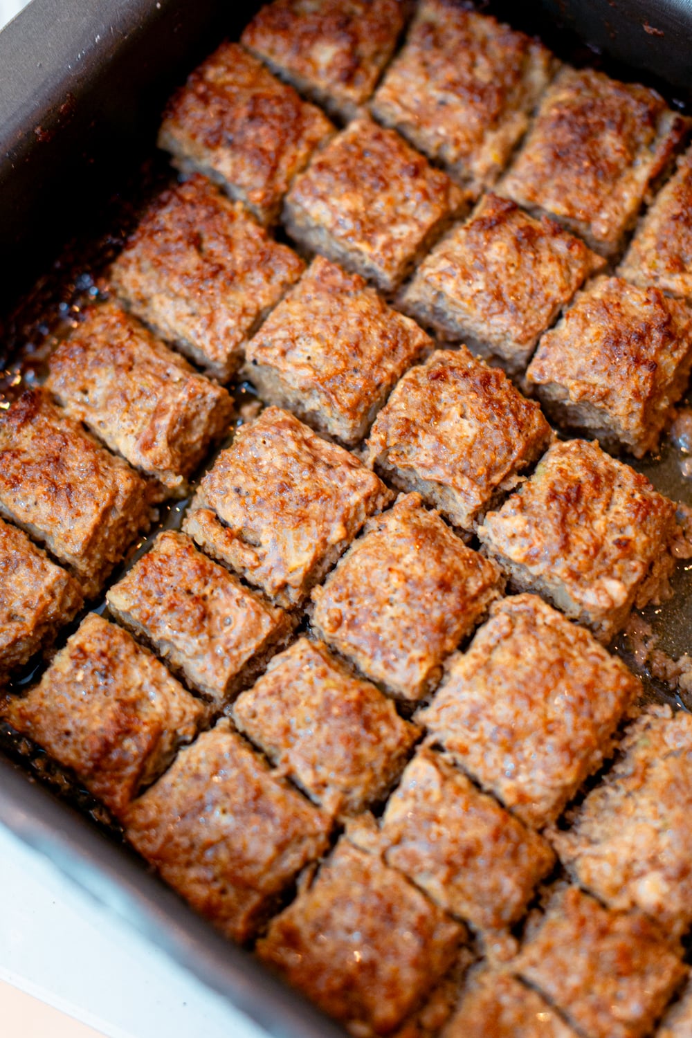 Köttbullar på plåt serverade med gräddsås