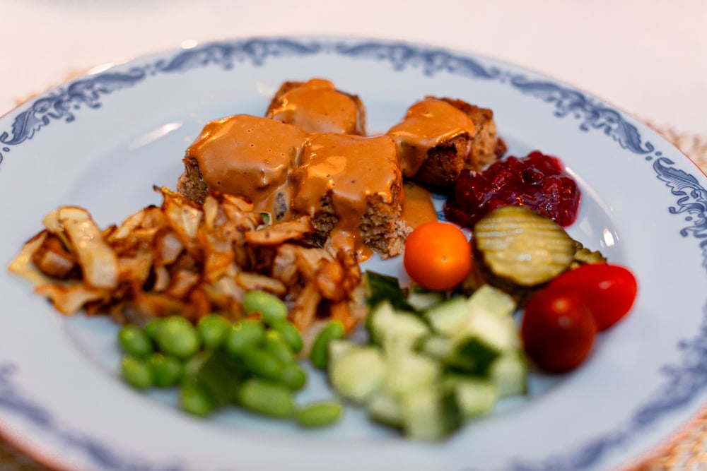 Köttbullar på plåt med tillbehör