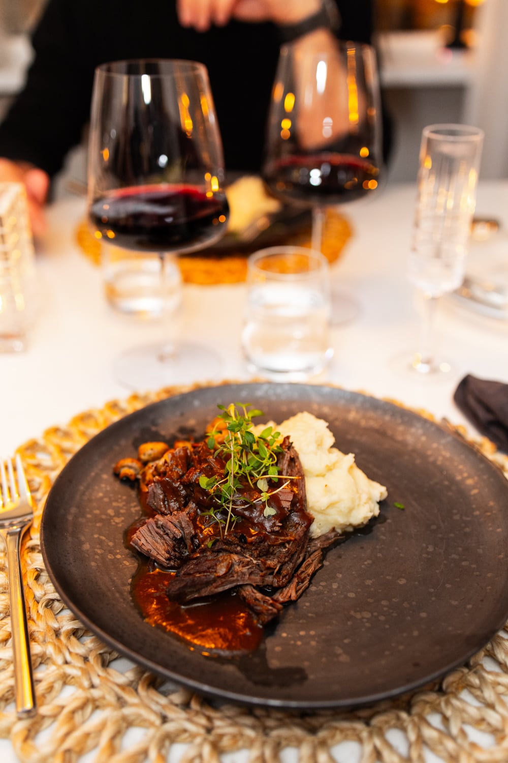 Italiensk Brasato al vino rosso med parmesanpotatispuré och rödvinssås serverad till middag
