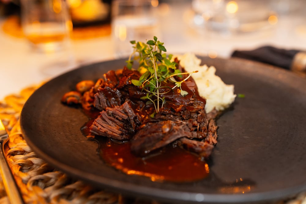 Brasato al vino rosso med parmesanpotatispuré och mustig rödvinssås