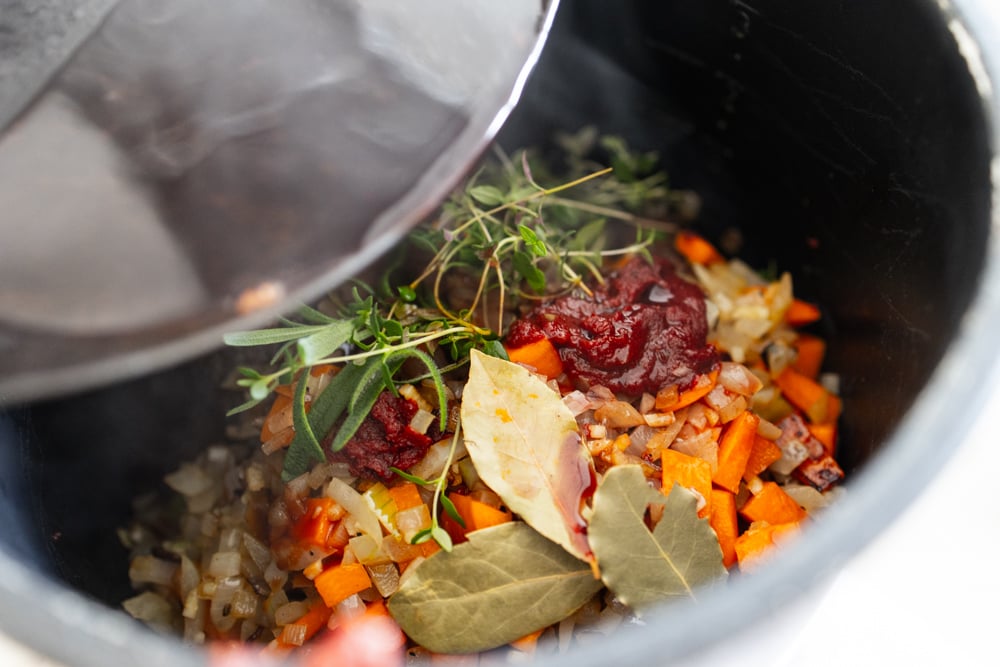 Högrev med grönsaker, tomatpuré och färska örter i tryckkokare
