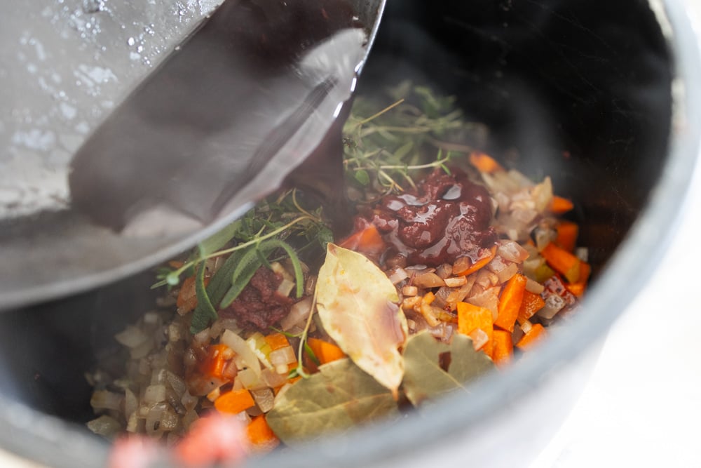 Rödvin tillsätts till högreven i Crockpot Express