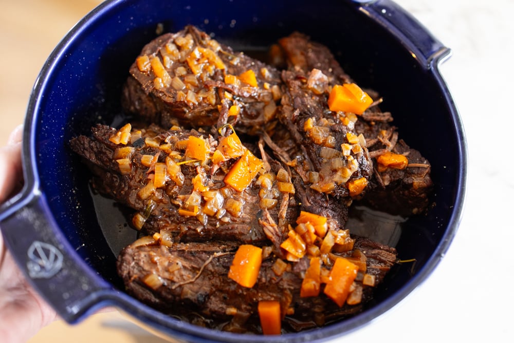 Färdiglagad högrev i Crockpot Express med morötter och lök