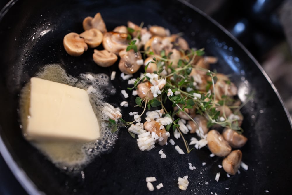 Smörstekta champinjoner med vitlök och färsk timjan