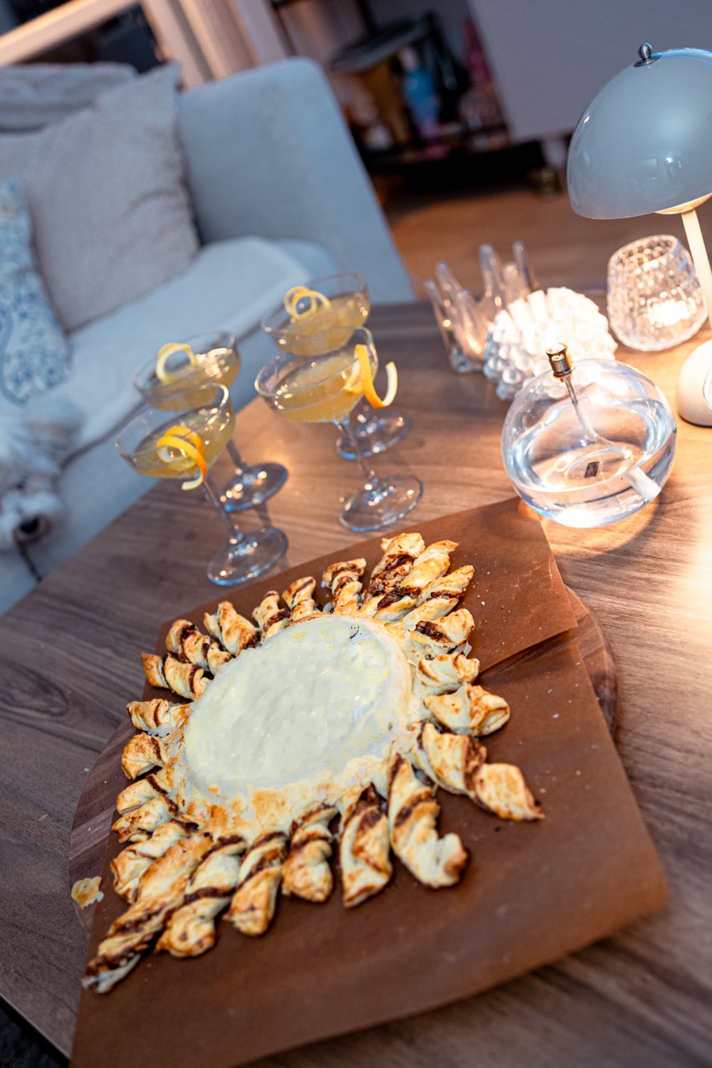 Smördegsstjärna med varm brieost serverad tillsammans med drinkar