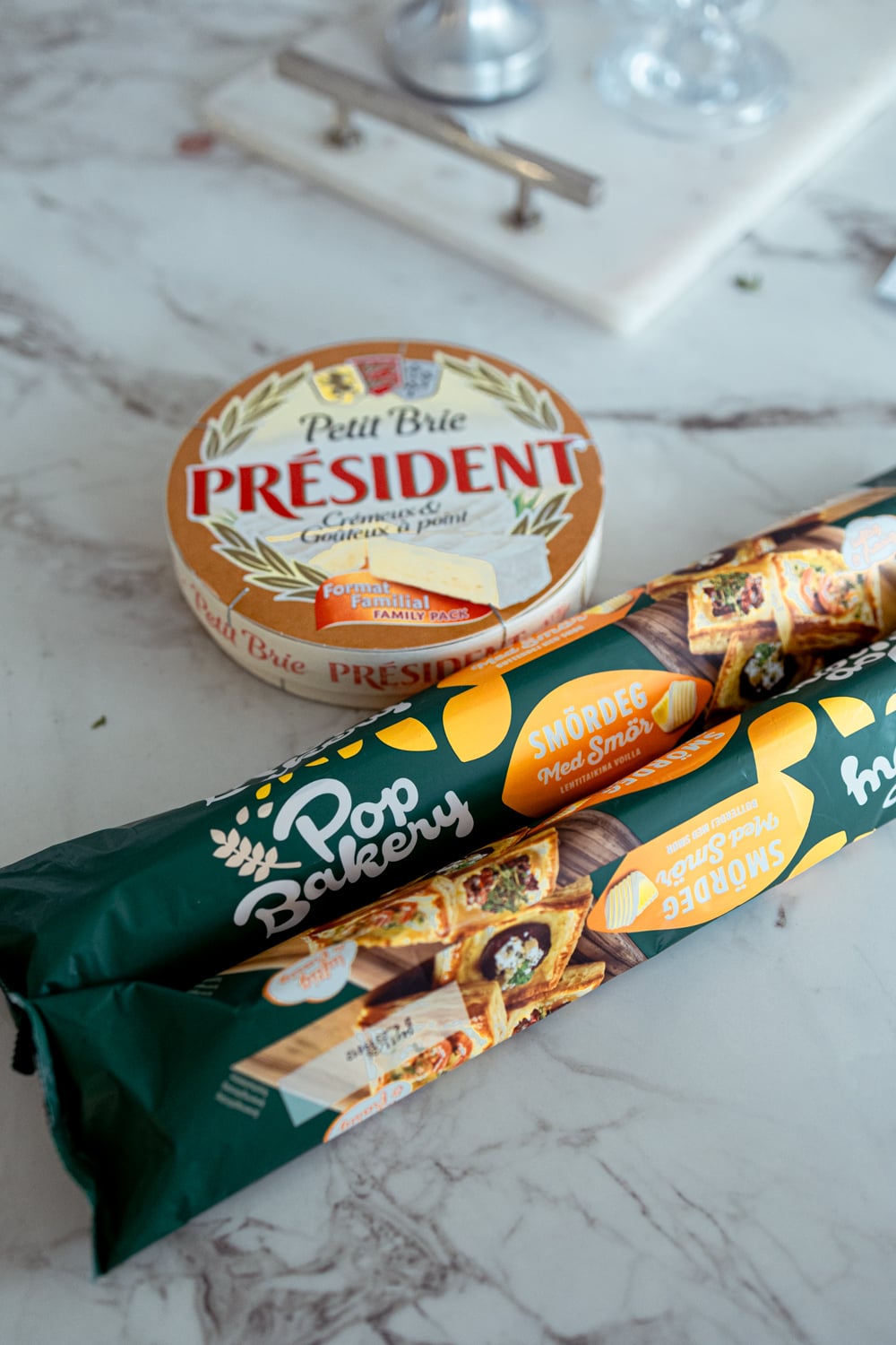 Ingredienser till smördegsstjärna med Petit Brie och färsk smördeg