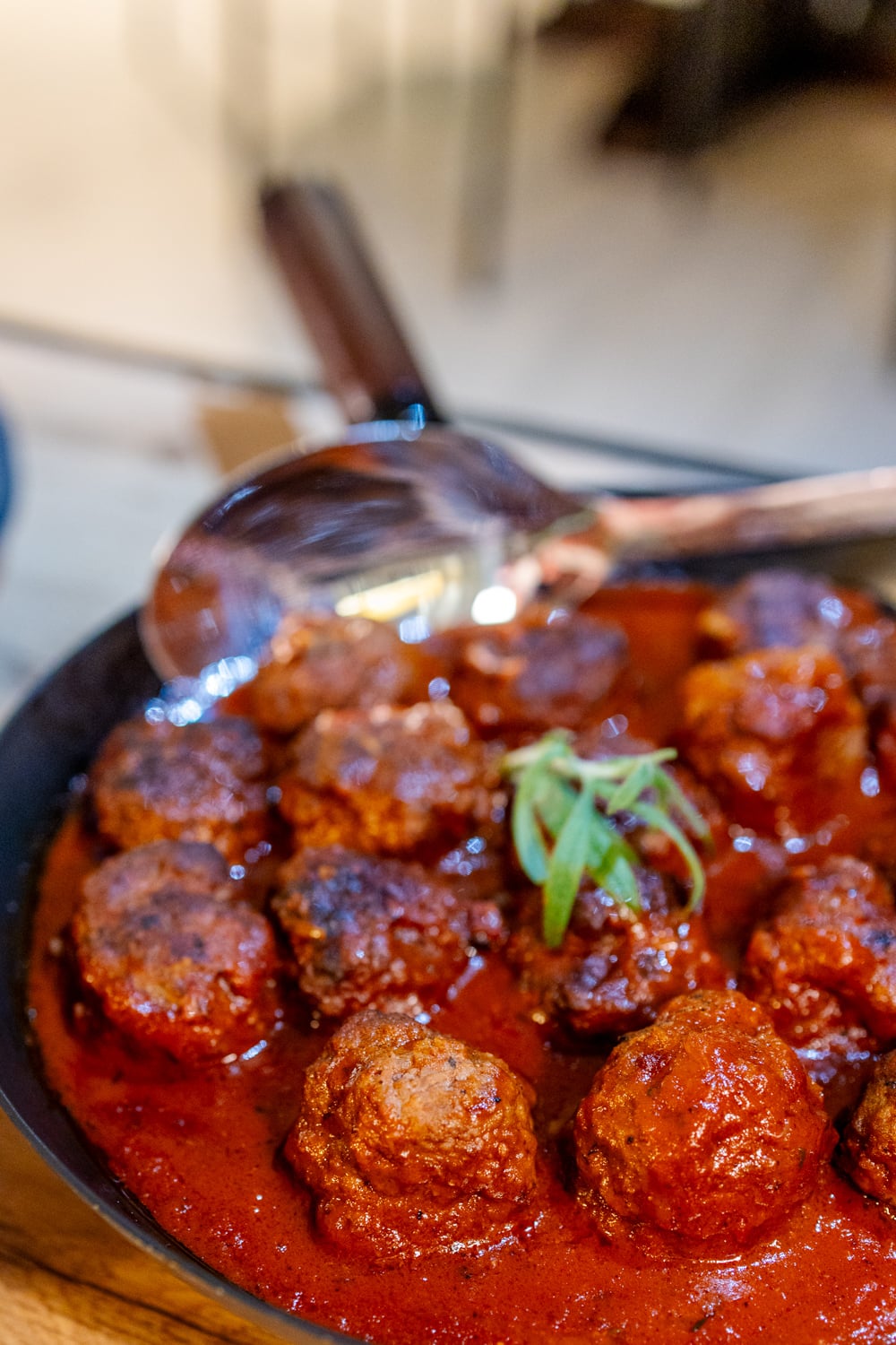 Saftiga köttbullar i mustig rödvinssås