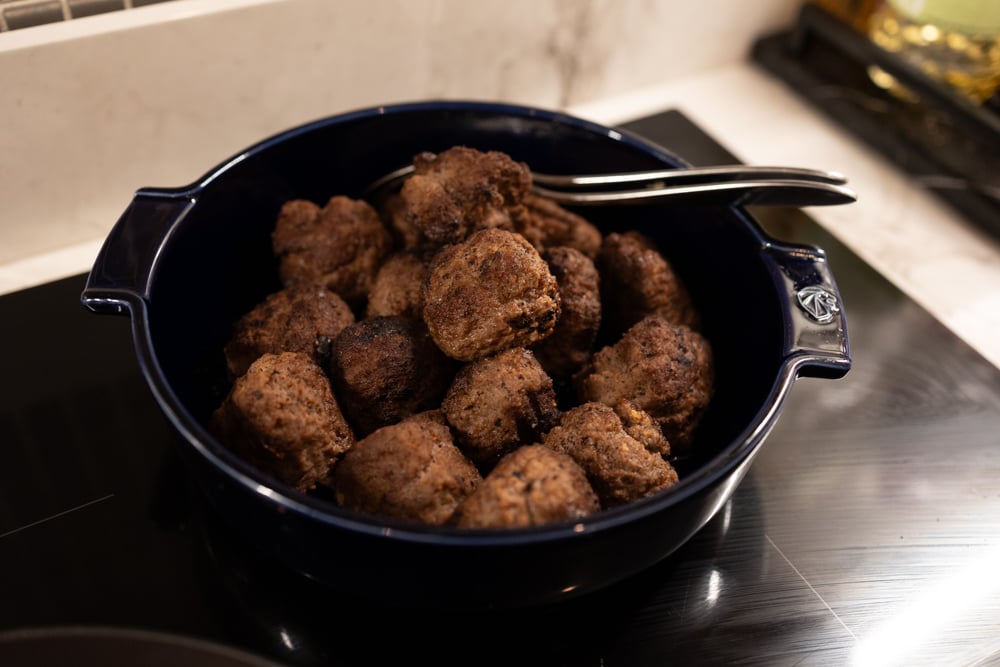 Franska köttbullar i mustig tomat- och rödvinssås